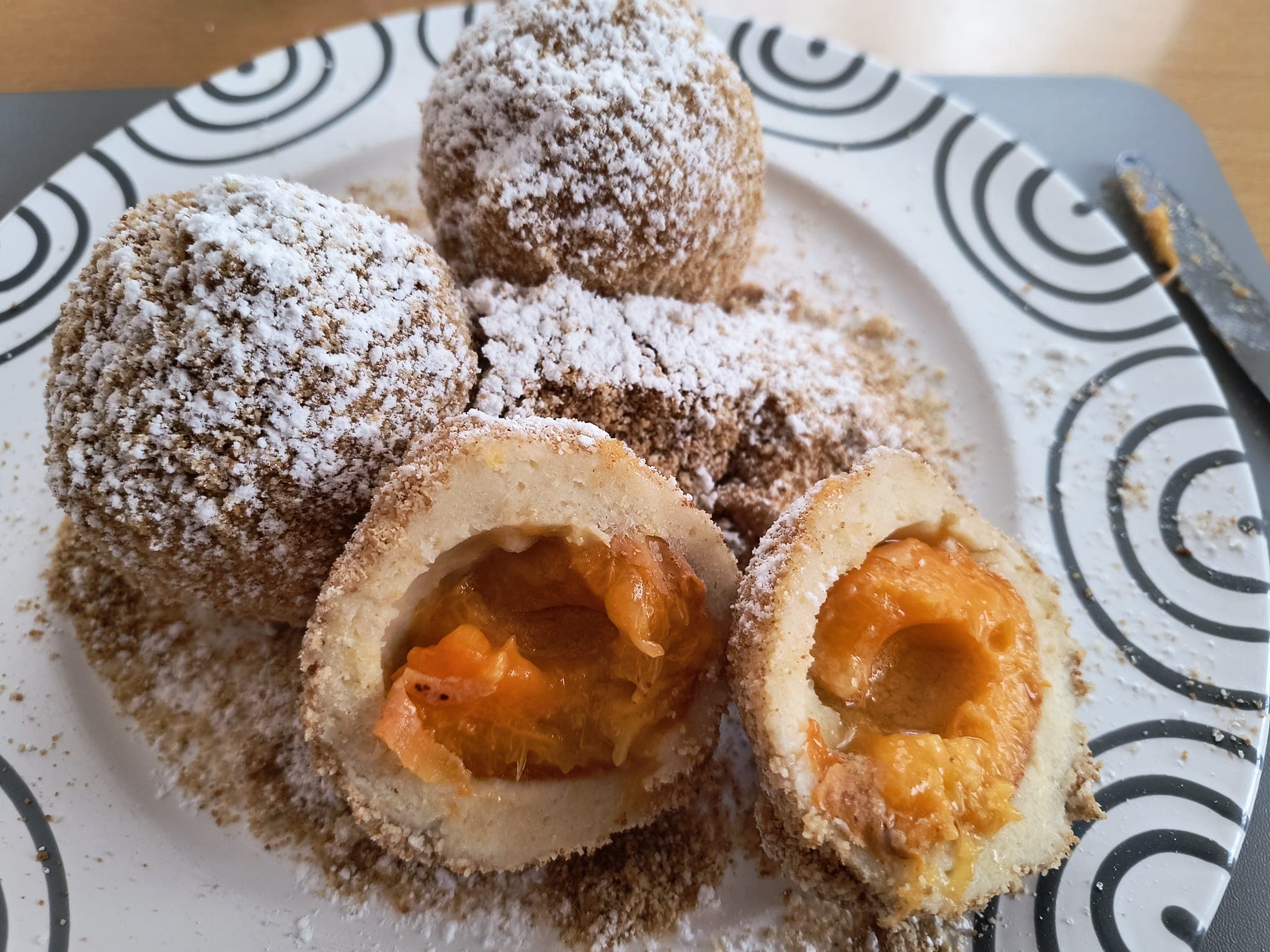 Marillenknödel mit Topfenteig